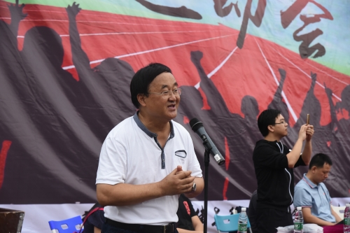 院长于风政教授致开幕词,并对各班班旗,班服予以了高度评价.